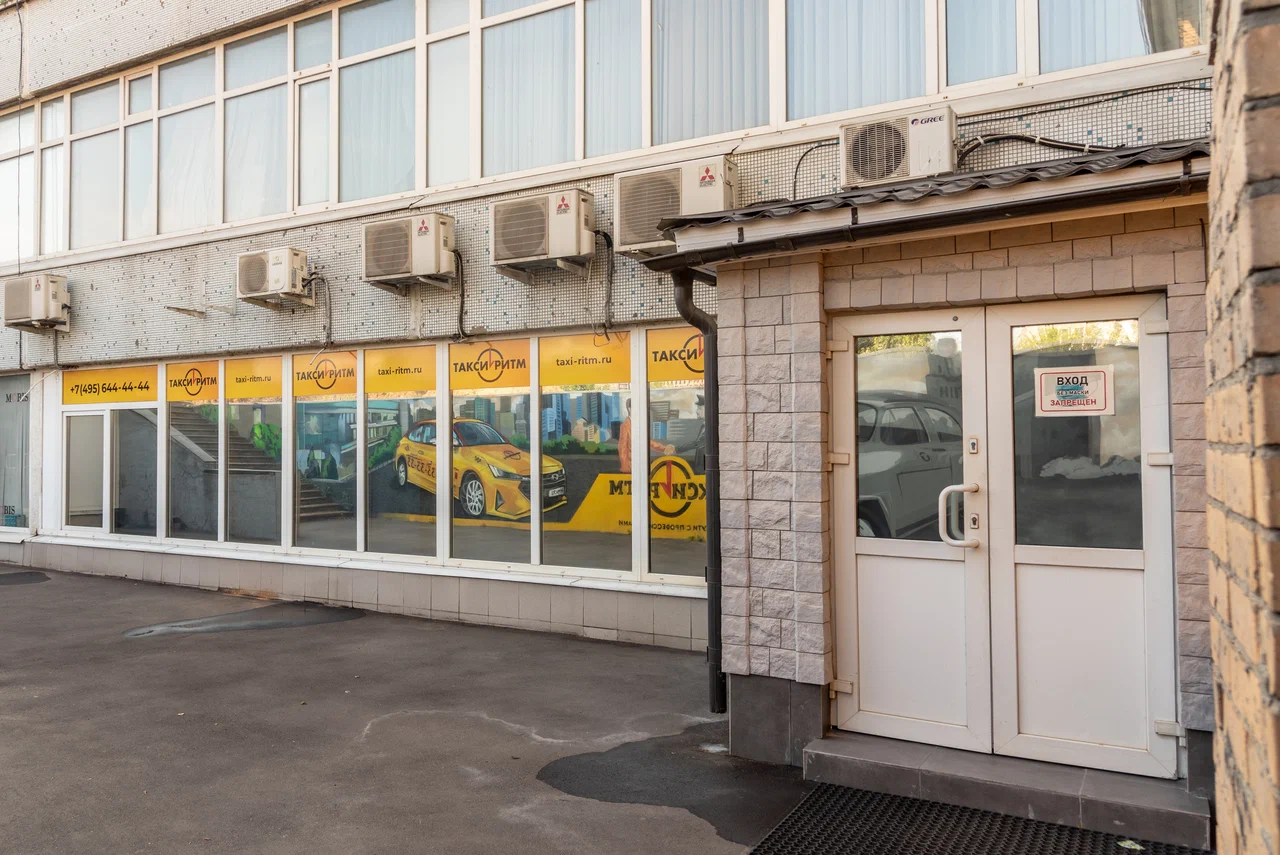 Вход в таксопарк Такси Ритм на Кантемировской